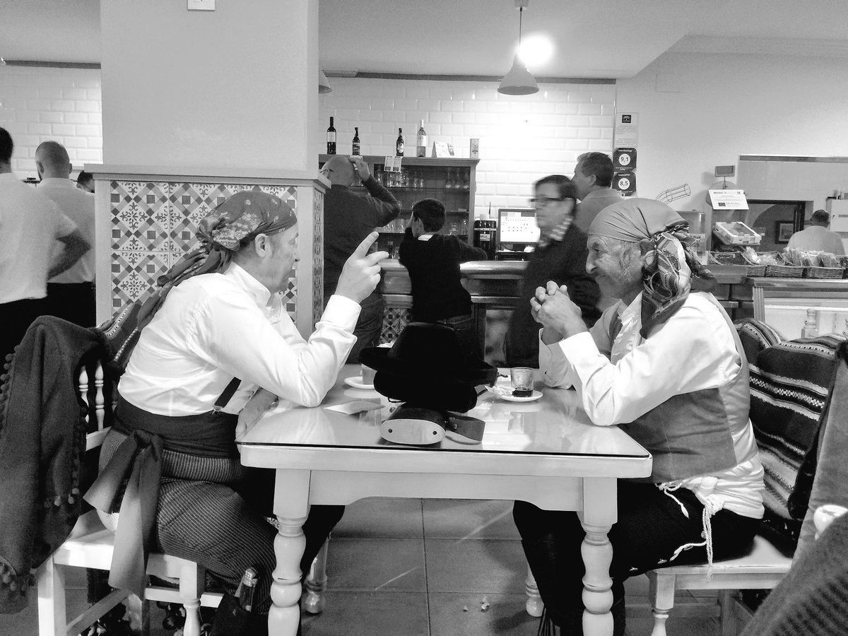 Reponiendo fuerzas, nuestros valientes gaditanos van a luchar contra las tropas francesas. #AunahoraCadiz #VIIIRecreacion <a href="/Cruzcampo/">Cruzcampo #ConMuchoAcento</a> <a href="/Ayto_El_Bosque/">Ayto_El_Bosque</a> <a href="/RedGuadalinfo/">Vuela Guadalinfo</a>