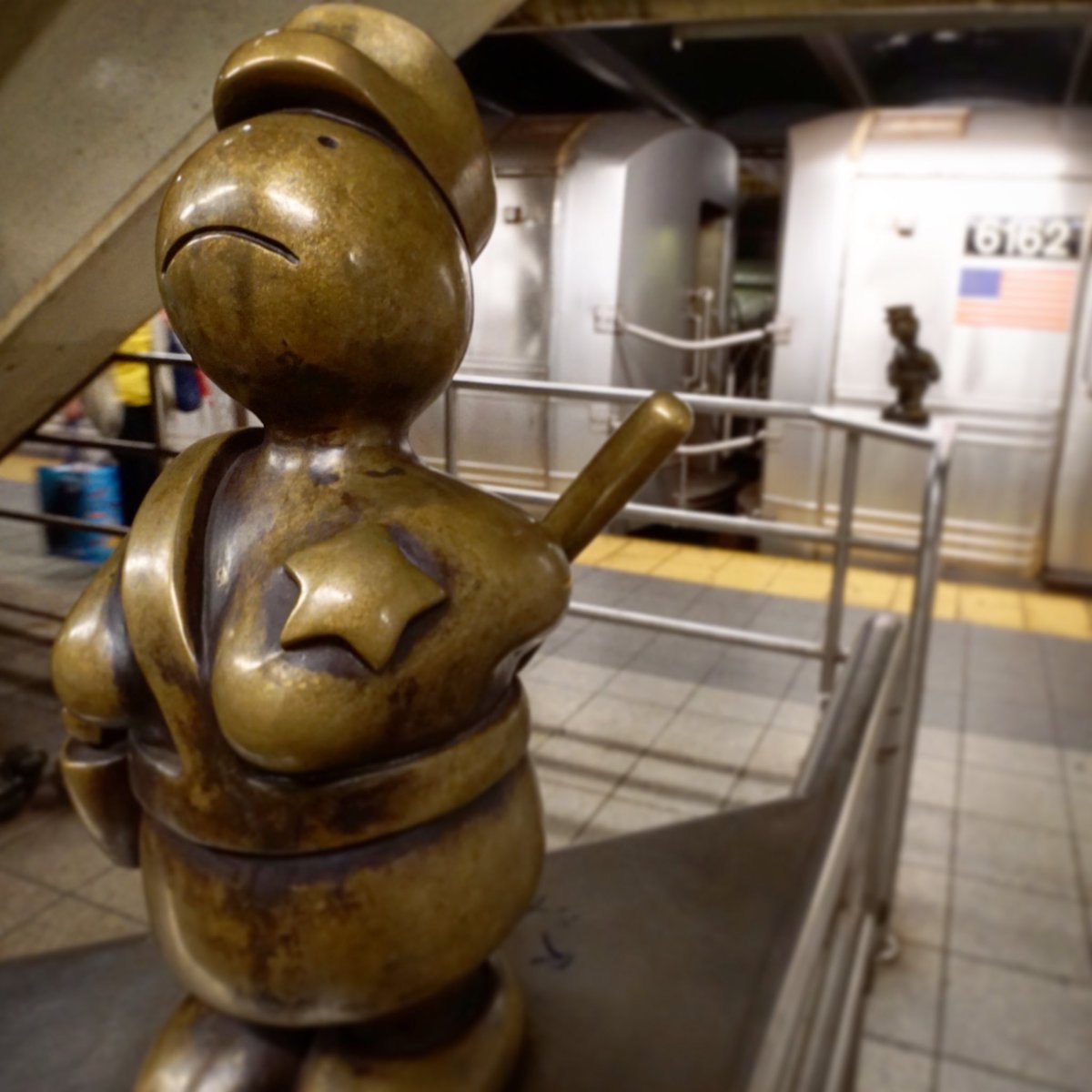 jetcetlife's tweet photo. Keeping watch. #newyork #nyc #subway #art #lifeunderground #tomotterness #jetcet #jetcetlife #jetcetera #travel #travellife #travelwell https://t.co/sn6hRn6RSd