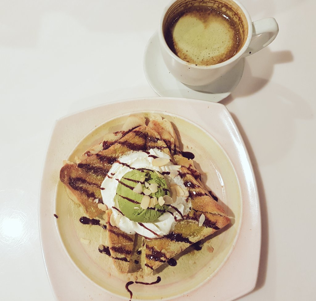 sapphireheart5's tweet photo. Lately I'm craving sweet foods.
I do need a little sweetness in my life 😂 #sweetesttooth https://t.co/hgD9KYELCN