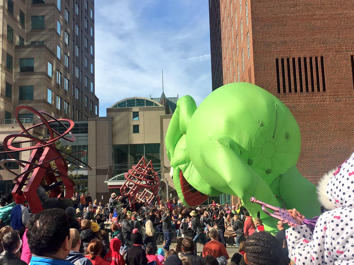 EmmyReports's tweet photo. Kermit the frog is the one of stars of the show! He struggled a bit in the wind but is up and doing a great job at the #RaleighChristmasParade w/ #RedHatAmpitheater -- Tune in to our live coverage NOW on #WRAL https://t.co/PIYUy3ysOa