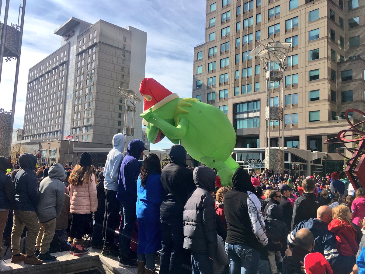 EmmyReports's tweet photo. Kermit the frog is the one of stars of the show! He struggled a bit in the wind but is up and doing a great job at the #RaleighChristmasParade w/ #RedHatAmpitheater -- Tune in to our live coverage NOW on #WRAL https://t.co/PIYUy3ysOa