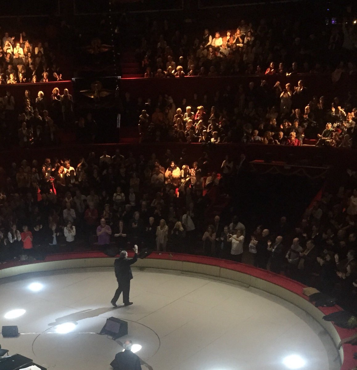 didiergustin75's tweet photo. Hier soir Gérard Depardieu a fait revivre Barbara et à la fin il nous avait des remerciements à son équipe , c'était drole fort et fin ! La grande classe. C'est quoi une star?
Allez le voir et vous comprendrez https://t.co/OlrBhVWdUE