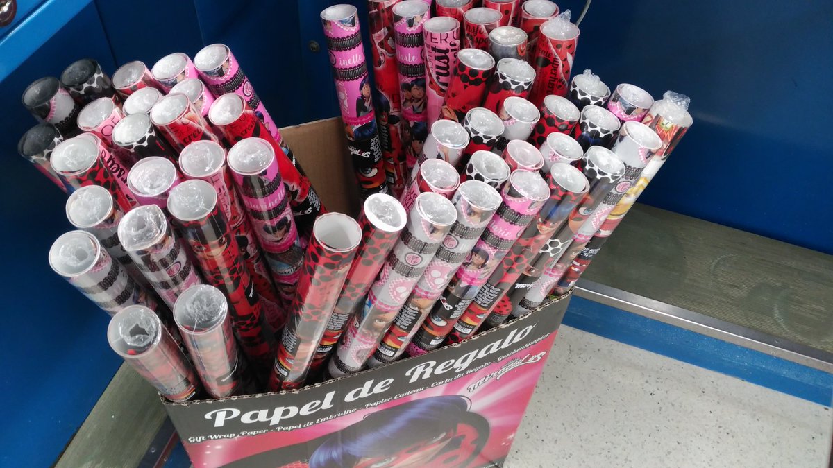 Shutupandlove23's tweet photo. ¿Enserio? Papel de regalo?? Estoy súper indignas de que sea tan genial pero de nuevo todo es "Rosita" Ladybug y no hay sitio para el gatito @BarredaJesus ...a no ser....!!que lo hayan vendido todo!! 😱😱😱 #MiraculousLadybug que conste que me da pena usarlo como papel y romperlo https://t.co/UEgzL5UlfM