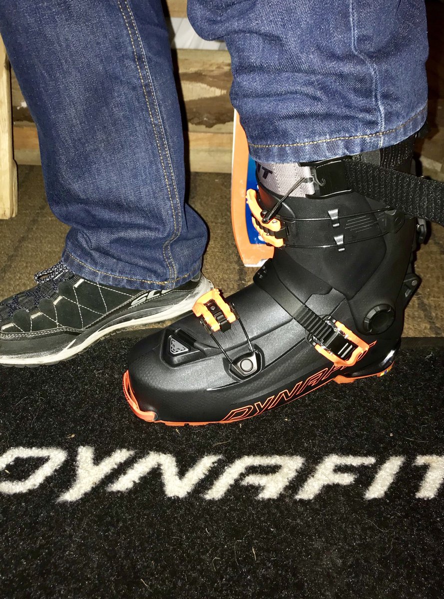 MartinC_Guide's tweet image. Serendipity - been meaning to catch up with the guys from Dynafit for a while. Bumped into them at @kendalmountain, pulled my @FallLineSkiing hat on then stuffed my feet in the new Hoji boot. Amazing!! Super flexi walk mode. Super stiff ski mode. Swift transition