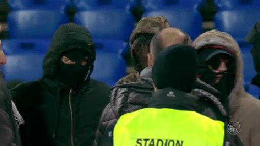 ABracco's tweet photo. Intanto a Basilea alcuni tifosi del Sion hanno invaso il campo nell'intervallo. Tutto lo stadio li sta subissando di insulti. Secondo tempo posticipato ๐จ๐ญโฐ #BASSIO https://t.co/Cd6IgSNO9D