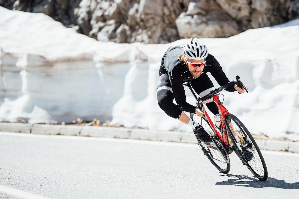 cervelo's tweet photo. Stiffer and more aerodynamic than its rim-brake counterpart, giving you the confidence to pull away from the peloton. https://t.co/6GfEEMkr0r
#S3disc #Sseries https://t.co/byuAEslHSO