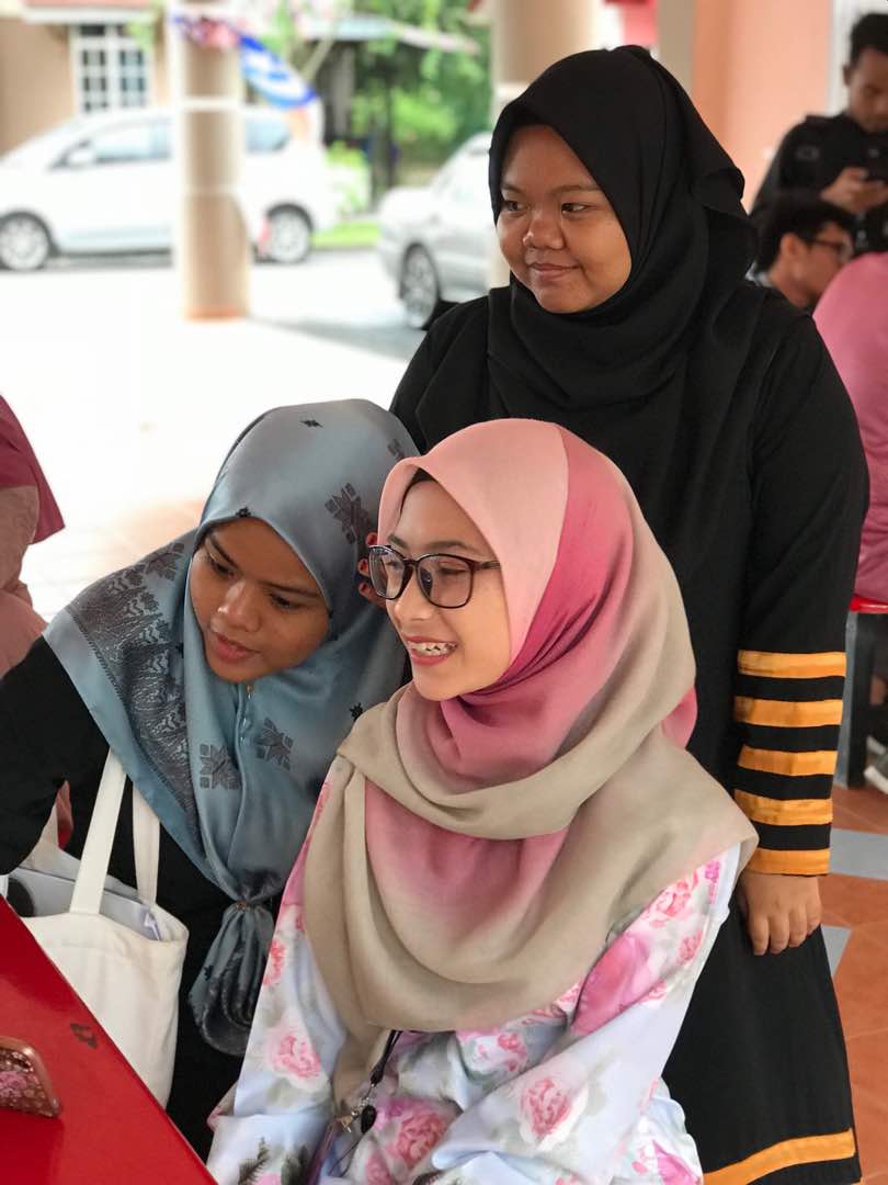 syada_ishak's tweet photo. Nak judge ? jgn judge mcm tu je dan jgn dengar cerita dari mulut orang,mari duduk setable dan kau akan tahu kami mcm mane :') 

#5dayleft 🍃 https://t.co/vtrEsHn9O1