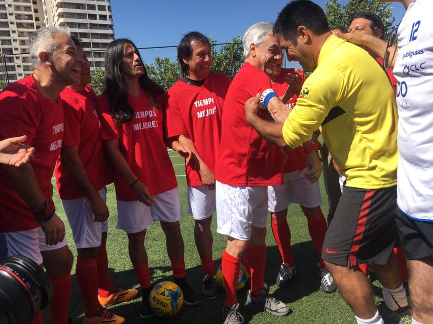 TodosxPinera's tweet photo. Vivimos un vibrante partido entre “Arriba los Corazones” contra “Tiempos Mejores”, equipo conformado por figuras del fútbol nacional y liderado por @sebastianpinera, quien anotó 3 goles. ¡7-4 fue el resultado final! Míralo completo aquí: https://t.co/QF3QVn744q https://t.co/YBrQR9nPDD