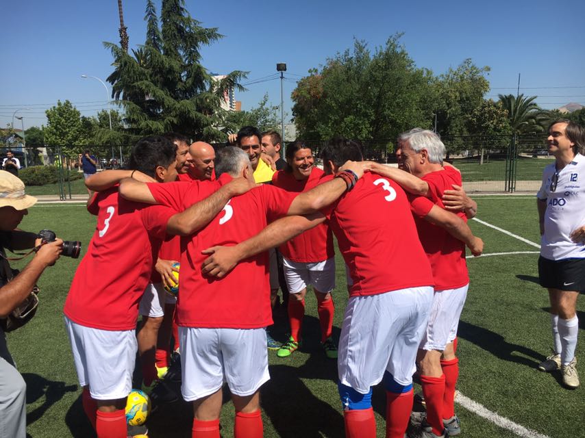 TodosxPinera's tweet photo. Vivimos un vibrante partido entre “Arriba los Corazones” contra “Tiempos Mejores”, equipo conformado por figuras del fútbol nacional y liderado por @sebastianpinera, quien anotó 3 goles. ¡7-4 fue el resultado final! Míralo completo aquí: https://t.co/QF3QVn744q https://t.co/YBrQR9nPDD