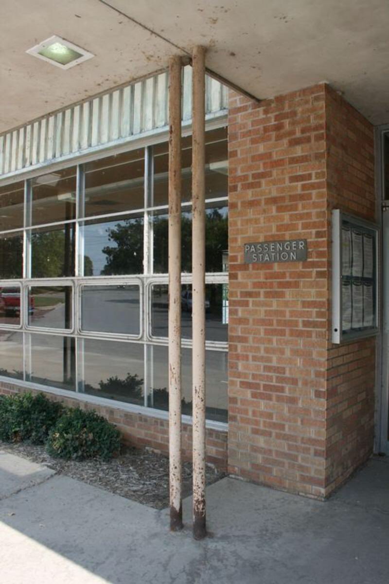 kansashistory's tweet photo. The Depot is still in use and has #amtrack passenger service. #kshistory #railroad #archmod @docomomo_us @lawrenceks https://t.co/5e8WiEN0nM