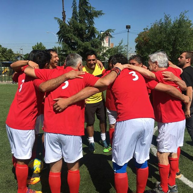 sebastianpinera's tweet photo. ¡Todo Chile forma un gran equipo para los #TiemposMejores! Sin divisiones, con unidad, trabajo y esperanza. Así construimos el país que legaremos a nuestros hijos y nietos.Gracias ídolos del fútbol por por acompañarnos en este partido inolvidable. Mañana, ganan todos los chilenos https://t.co/NePATPwMXT
