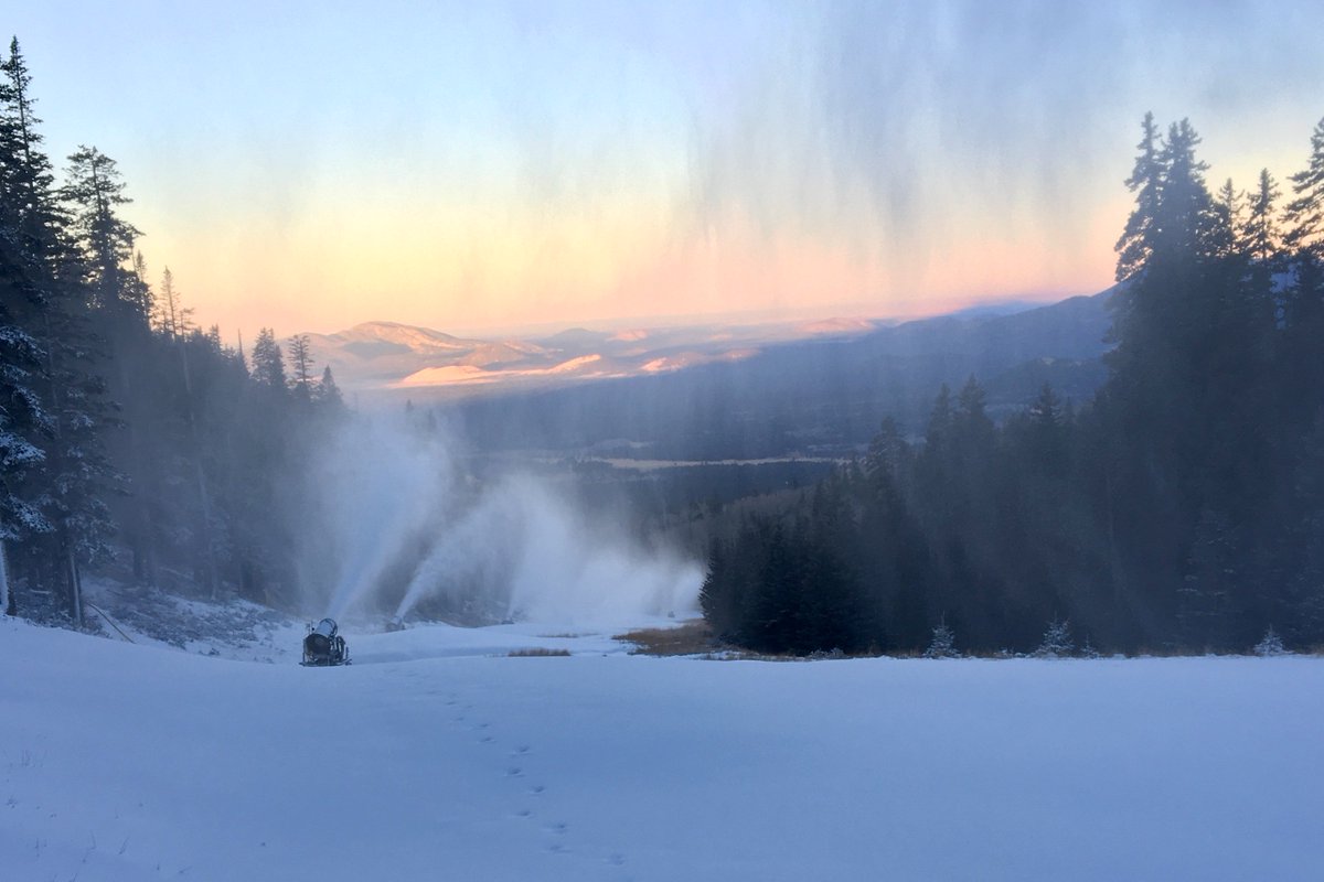 AZSnowbowl's tweet photo. SNOWMAKING is back on!  #winteriscoming #letitsnow #snowbowl80 https://t.co/ke4TeVM2NH