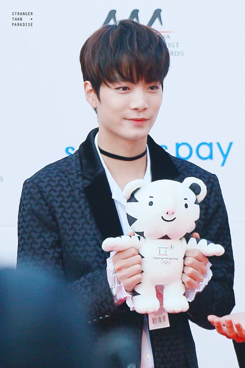 STP950608's tweet photo. 수호랑이랑 사랑둥이랑. #김종현 #JR #뉴이스트 #뉴이스트W https://t.co/9xnc1ERaDX