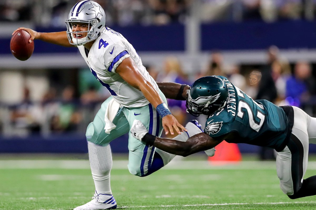 SNFonNBC's tweet image. Can you spot all the differences between these two photos? 🤔