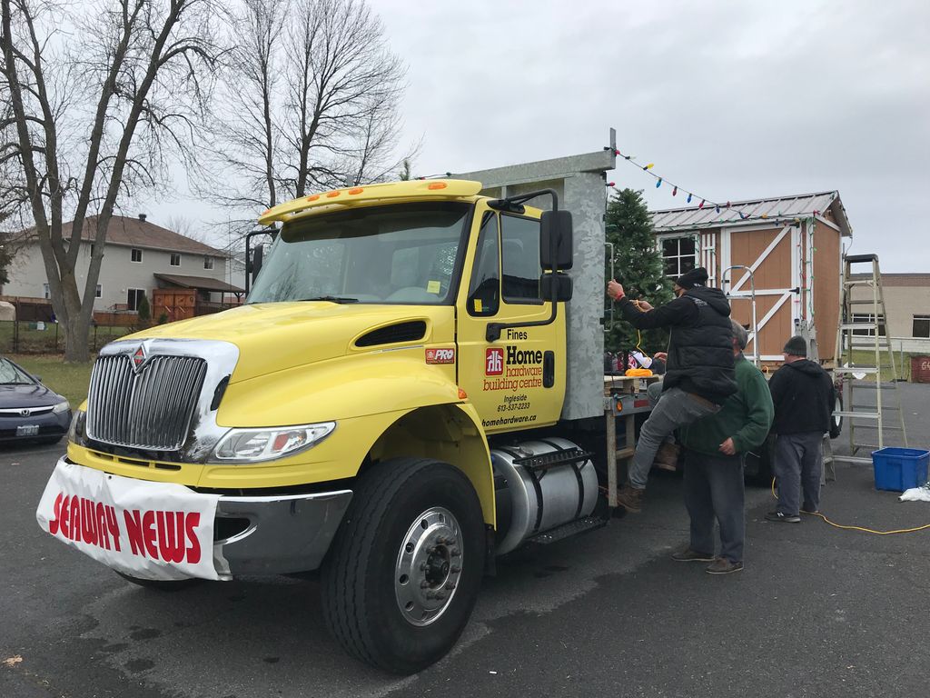 Our team getting our float ready for tonight’s Santa Claus Parade.   #SantaParade #seawaylightfight https://t.co/L0BCa26MLE