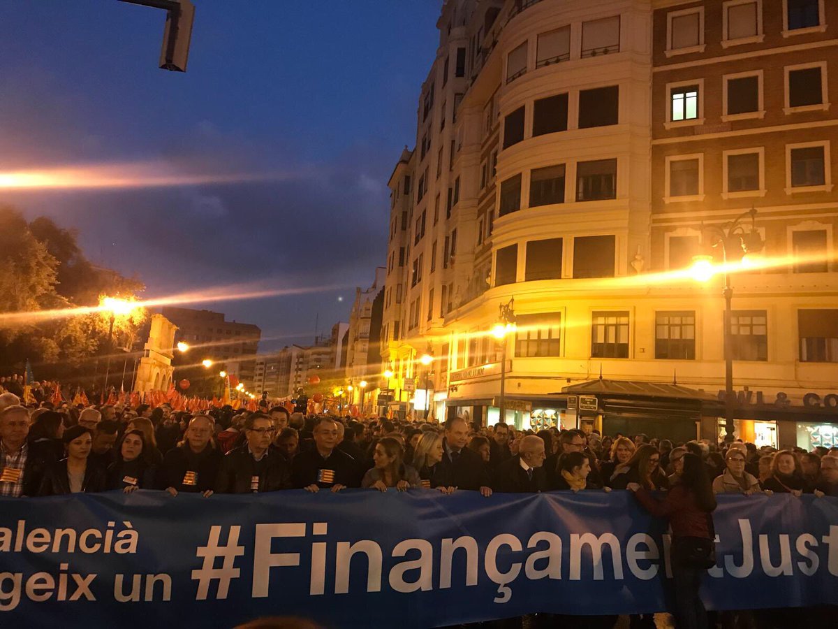 SocialistesVal's tweet photo. Sí, TOTA la societat valenciana excepte el @ppcv està hui al carrer per a exigir amb un crit fort, alt i clar que no volem #NiMésNiMenys, sinò que volem un futur, volem oportunitats, volem Estat del Benestar i volem un #FinançamentJust https://t.co/0YypQJqBXE