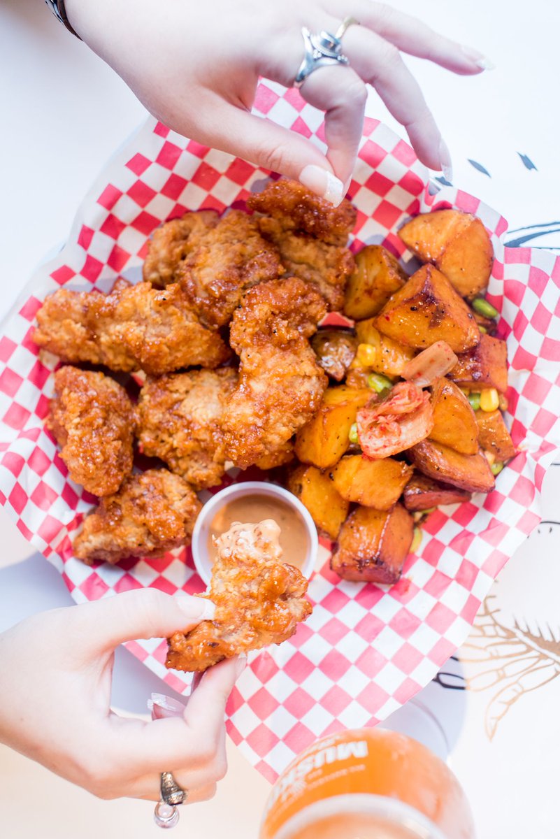 Saturday is best spent snackin' with friends. So grab your crew and come get messy at Hooly Crab! #weekend #saturday #snack