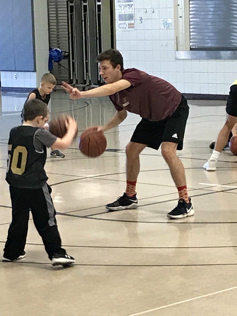 tasergent's tweet photo. Working the future Cougars out! #leadtheyouth #positiverolemodels @ActivitiesLSHS @LSCougarHoops @LSBBAssoc https://t.co/VvI3iEF7Nk