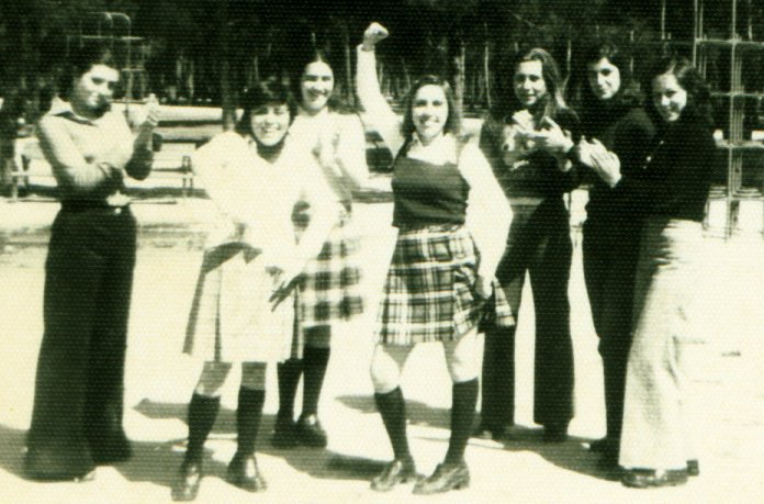 ConchiBarrios40's tweet photo. Padre, llegó el día que tanto tiempo llevamos esperando, por el que tanto hemos peleado. Hoy, 2 de noviembre de 1977, el Gobierno ha firmado la legalización de nuestra querida Federación de Asociaciones de Vecinos. En esos papeles está mi nombre: Mª Concepción Barrios Hernández. https://t.co/WPYPRux26t
