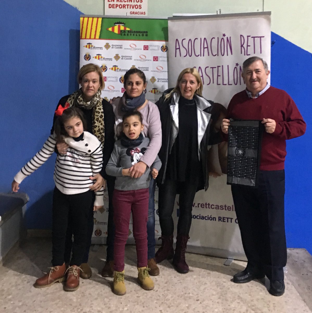 bmcastellon's tweet photo. Jornada benéfica del @bmcastellon en beneficio a la Asociación Rett con las princesas Rett como espectadoras!! https://t.co/Q1NUchGqRk