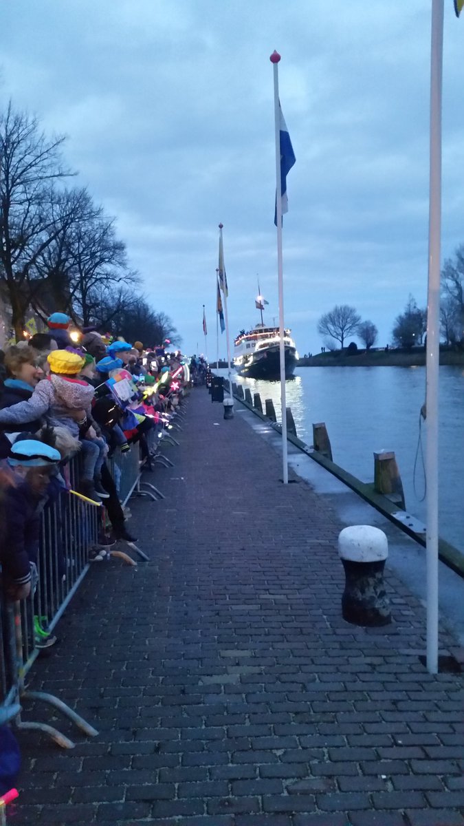 #Sinterklaas  is weer in #Medemblik . Met liefst 130 Pieten arriveerde hij om 17.00 uur in de Oosterhaven. Complimenten voor de organisatie van <a href="/STEMMEDEMBLIK/">STEM</a>