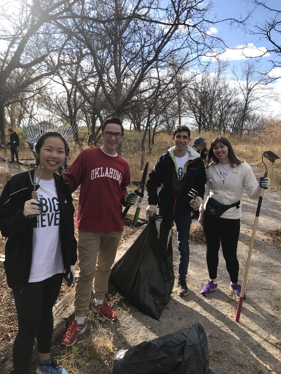 OUBIGEVENT's tweet photo. The Little Event was a huge success! We headed on to Roosevelt Elementary where we cleaned up their outdoor classroom! Thank you to OIL,SFC,HCSA for their great work this morning! We appreciate these organizations coming together and helping us give back!
#communitythroughservice https://t.co/sbvyjwZGEu