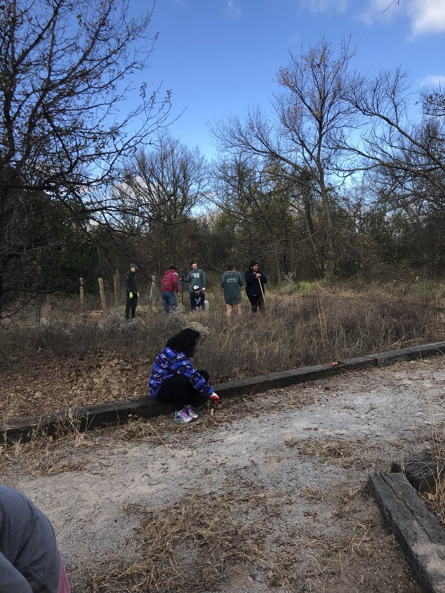 OUBIGEVENT's tweet photo. The Little Event was a huge success! We headed on to Roosevelt Elementary where we cleaned up their outdoor classroom! Thank you to OIL,SFC,HCSA for their great work this morning! We appreciate these organizations coming together and helping us give back!
#communitythroughservice https://t.co/sbvyjwZGEu