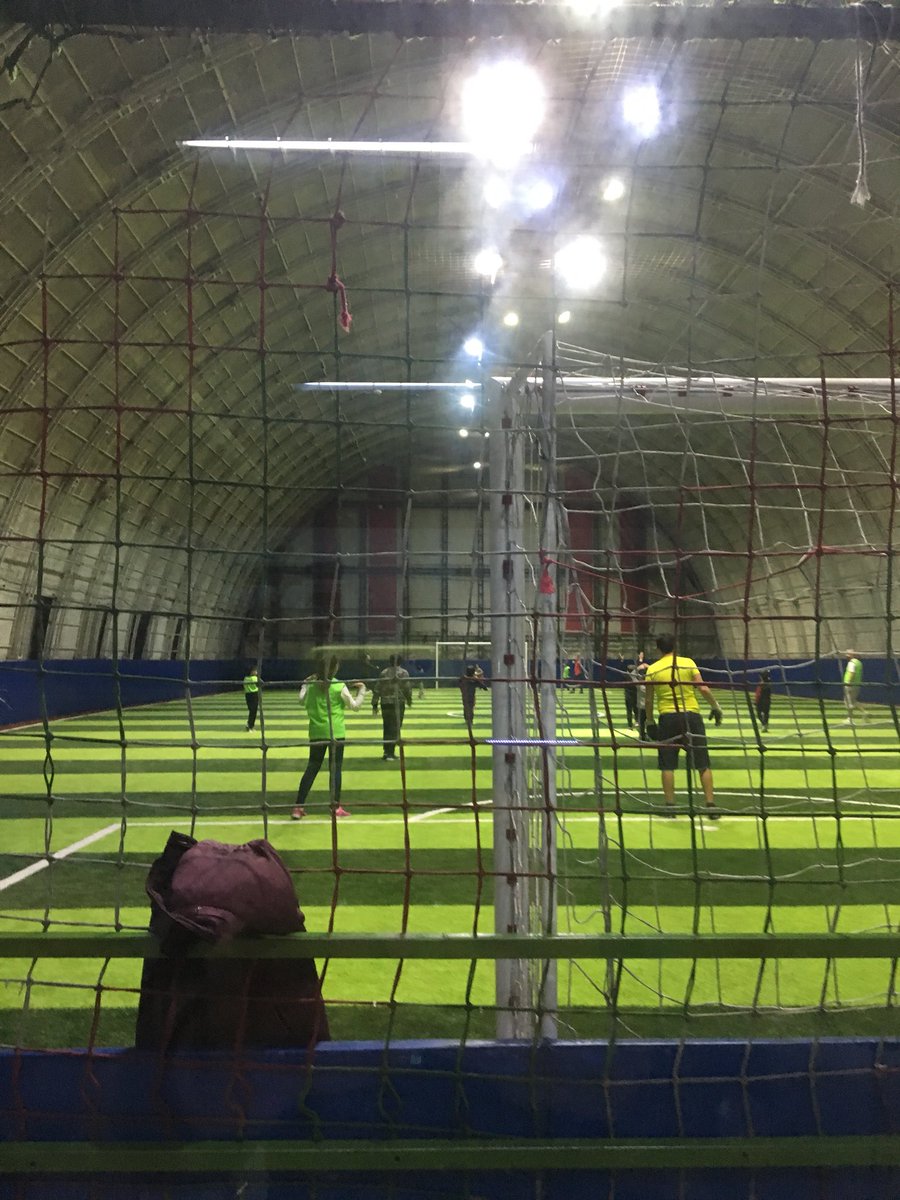 Hadi halı saha maçı yapalım gençler :))