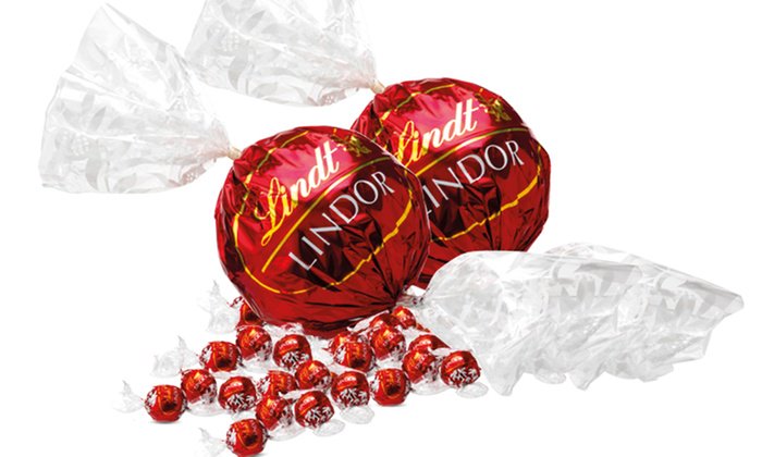 paddypower's tweet photo. Who would Manchester United fans rather have at the back?

LIKE for Victor Lindelöf, RT for these delicious Lindt Lindor balls. https://t.co/Vi303WsWVK
