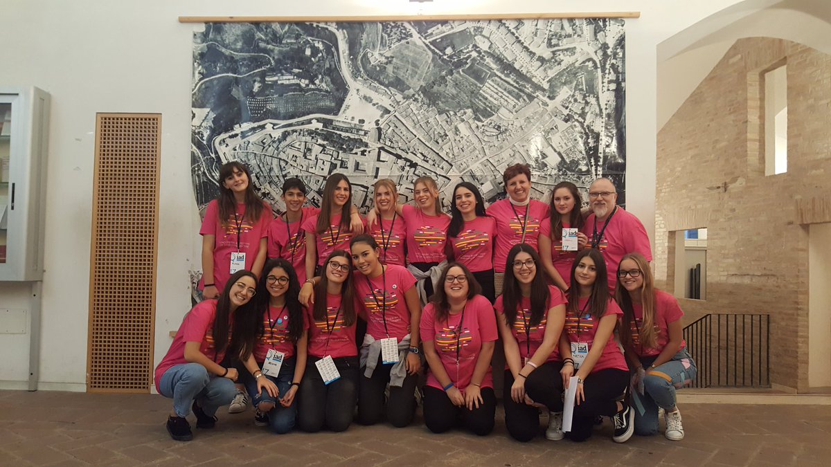 fra_martinuzzi's tweet photo. #iad17 #staff 
#alternanzascuolalavoro 
#liceoraffaello #urbino #GRAZIE https://t.co/jOU5fRaheq
