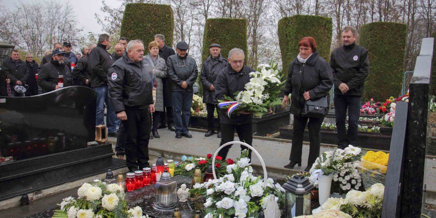 lokalnahrvatska's tweet photo. #Ivanec : Obilježena 26. obljetnica pogibije vukovarskog branitelja Stjepana Vusića ... https://t.co/8POFHfCYUk #vijesti #hrvatska #croatian https://t.co/qPYkNb8Oa9