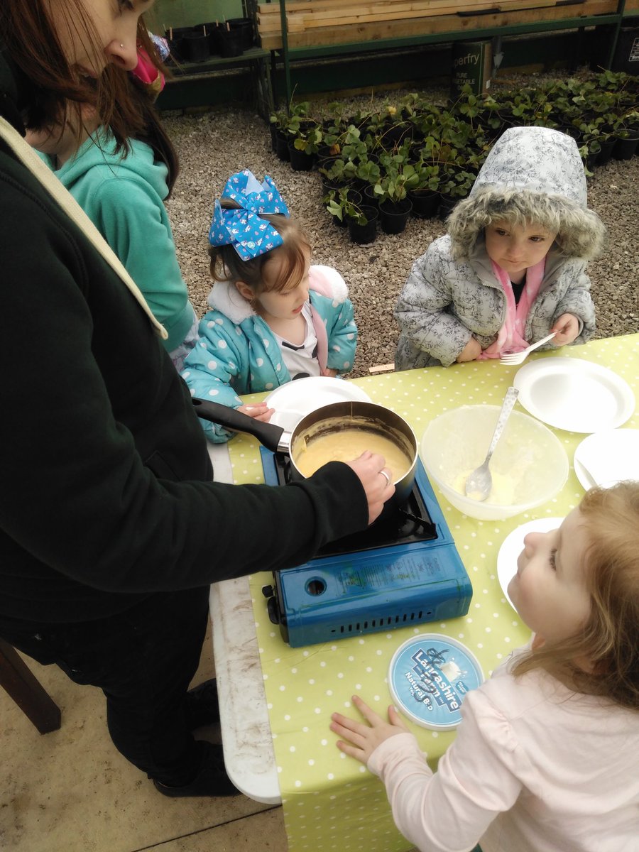 ifOldham's tweet photo. Making Christmas robins, scrambling eggs and drying peppers and fruit at today's @VegIntPark family session. @BigLocalOldham https://t.co/gc66xyXKUW