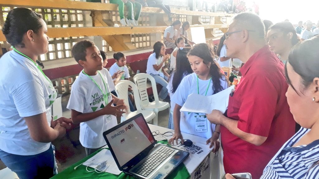 INEMITAV's tweet photo. Elíad, María, Andrés, Nardois, Diego O. ,Diego M., Sara, Maira y Luis representaron al semillero @INEMITAV en la VII feria del emprendimiento municipal. ¡Felicitaciones! https://t.co/NqHbDu6Q40