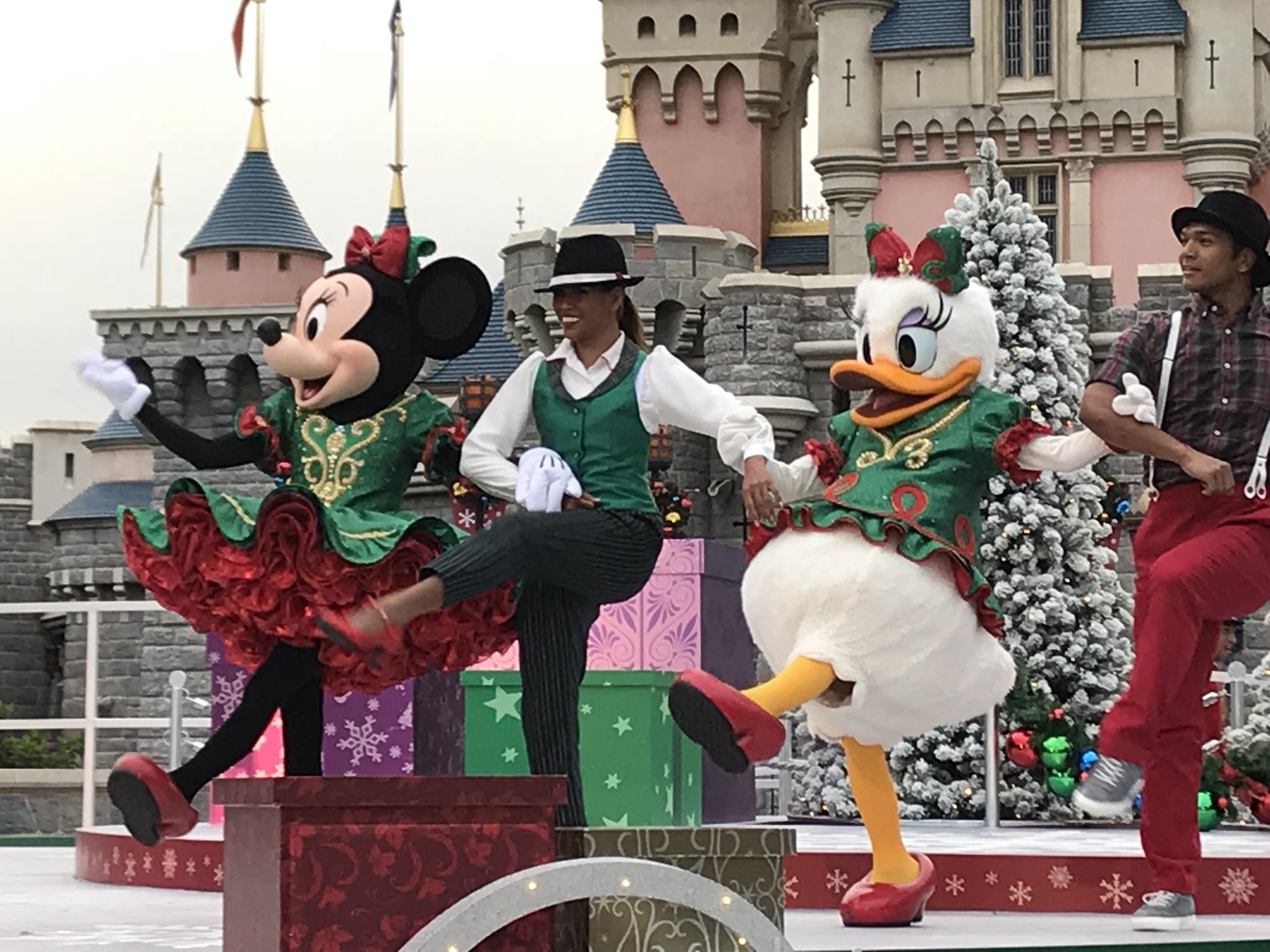 Tomi ガールズ Hkdl Disney 香港ディズニーランド 香港ディズニークリスマス ミニー デイジー T Co Aymnorzhbt Twitter