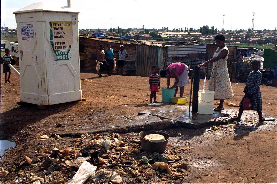WHO's tweet photo. Today is #WorldToiletDay.
#DYK: More people in the world have a mobile phone than a toilet 🚽 https://t.co/hnoQz5CQLQ https://t.co/zAl0U2UUzT