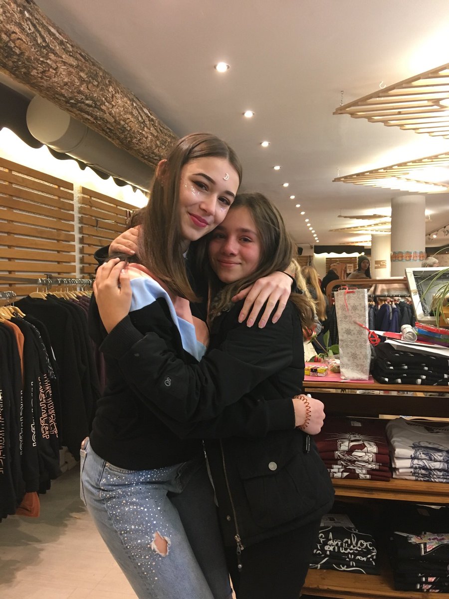 _cvlvnv__'s tweet photo. Ich bin gestorben ich kam in den #cyroline Shop gegangen hab @janaxnell gesehen und habe angefangen zu HEULEN ! ❤️ https://t.co/Vs6H0sHYri