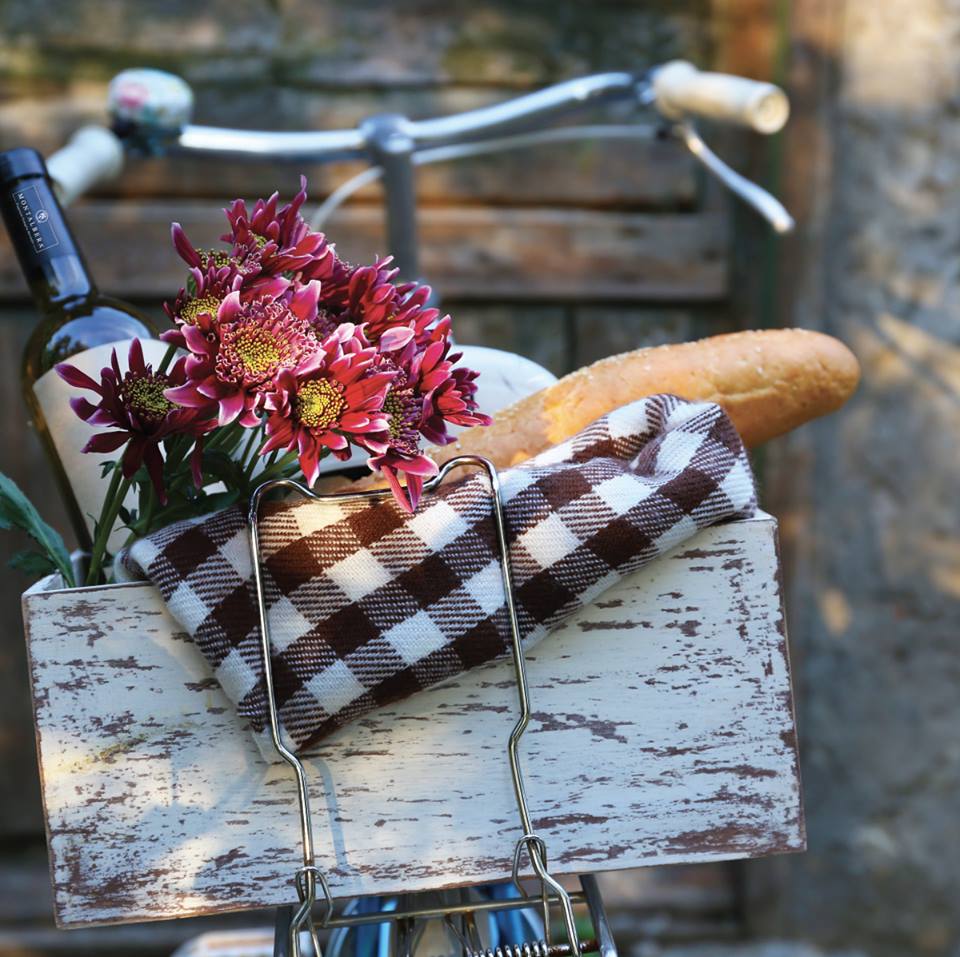 Don't find yourself empty-handed on the way to Thanksgiving dinner -- grab a bottle of Ruché, a bouquet, and a good loaf of bread. Ecco!! #wineanddine #thanksgiving2017 #rucheallday #drinkmontalbera