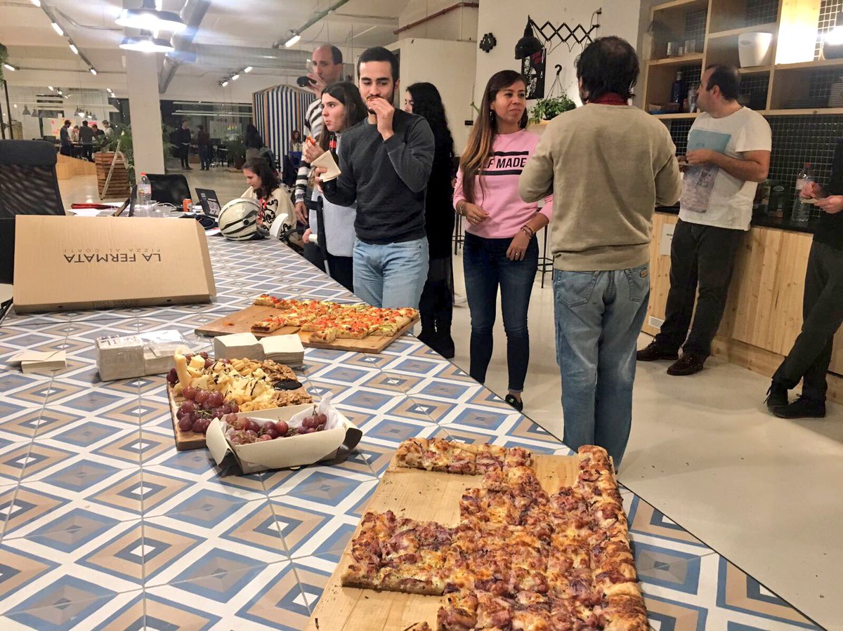 mobile_weekend's tweet photo. Hora de cenar pizza 🍕 gracias a @lafermata. 
¡Están buenísimas!
Mañana más #MobileWeekend https://t.co/KfUpGHVt2l