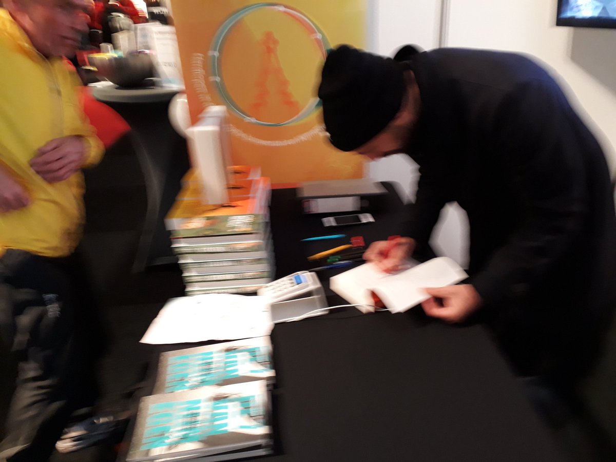 Stevenskerk's tweet image. @abdelkabenali signeert zijn nieuwste #hardloopboek op de #7HloopExpo in de stand van @Stevensloop2018