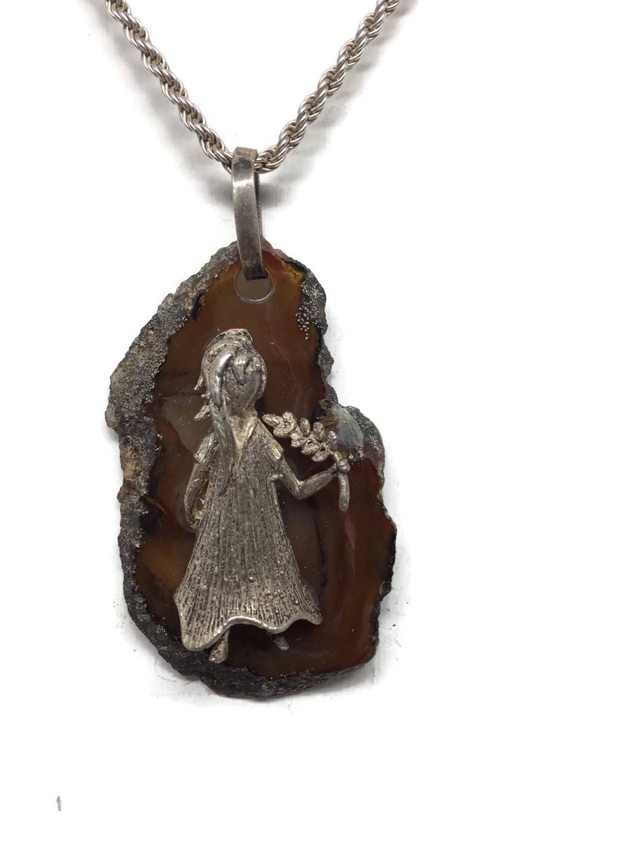 vivaterravintag's tweet photo. Excited to share the latest addition to my #etsy shop: Sterling Silver Agate Slice Pendant Necklace, Girl Offering an Olive Branch  #AgateGeode Cross Section, #PeaceOffering #jewelry #necklace #lovefriendship #christmas https://t.co/l7654uM9iC https://t.co/4KDEfEsSyO