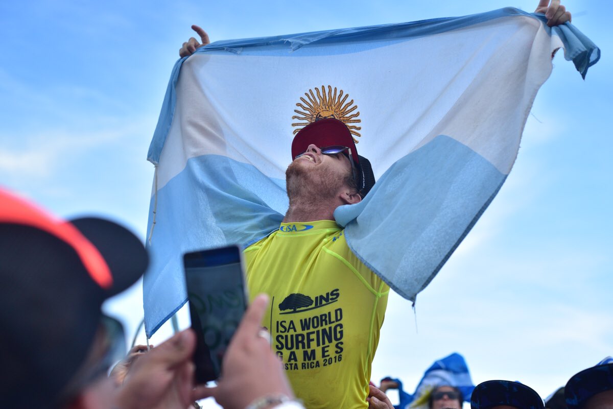 leleusuna87's tweet photo. A lo largo de mi carrera he logrado triunfos que jamas hubiera conseguido sin el apoyo del ENARD. Salir campeon mundial dos veces (ISA), me motivó a seguir buscando más titulos para mi querido país. Gracias Enard por cuidar de los deportistas argentinos.🇦🇷
#BanquemosAlENARD https://t.co/PDxpTv4kiX