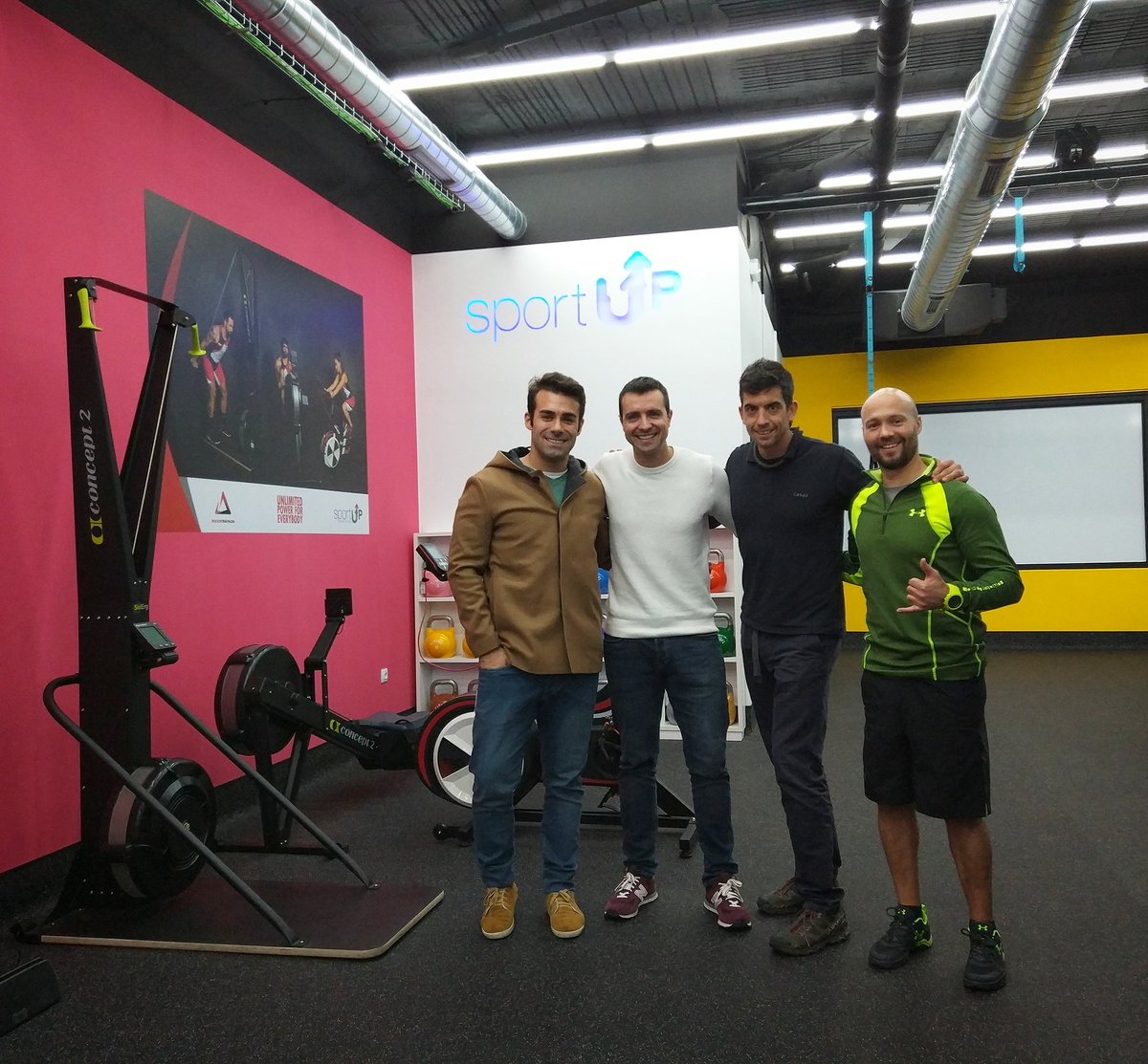 Y así de repente se juntan un sábado en Zaragoza el director de <a href="/Elements_System/">Elements</a>, @TriathlonIndoor, <a href="/Entrenarme/">Entrenarme</a>, <a href="/SportUpTrainers/">SportUp Trainers</a> y <a href="/cisport_/">CiSport</a>
