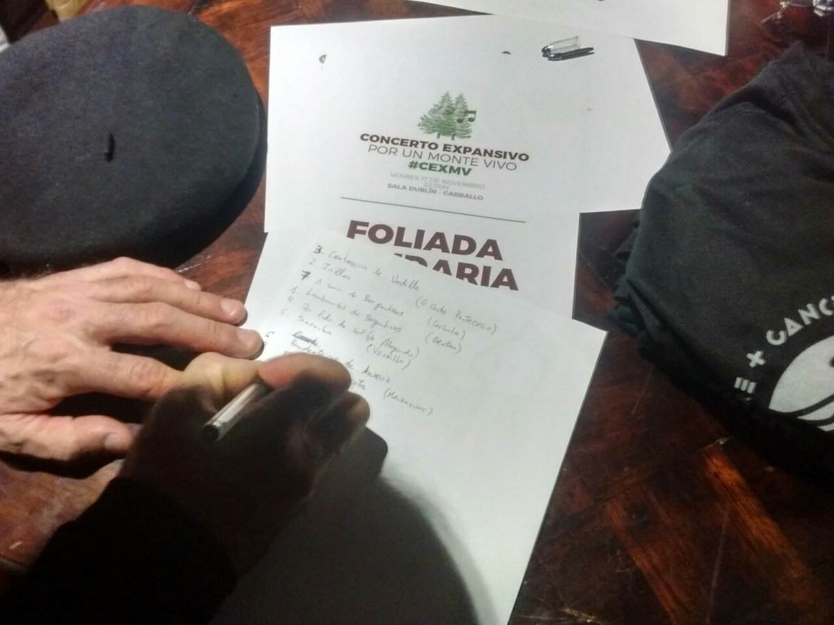 Un concerto expansivo máis!
Onte Carballo sumou 346,25 euros á vaga de solidariedade contra o lume.
Música e dignidade na #FoliadaSolidaria. Con lectura do manifesto por Lupe Blanco e 9 grupos implicados. Mención especial as pandeireteiras de Anxeriz.