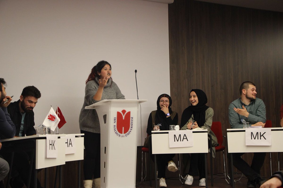 Hazır mıyız? Başlıyoruz!
Kulübümüzü eğitimcilerimizle yaptığımız gösteri maçıyla açtık.
 Konumuz "RTÜK, kültürel seviyesi düşük programları yasaklamalıdır." idi.