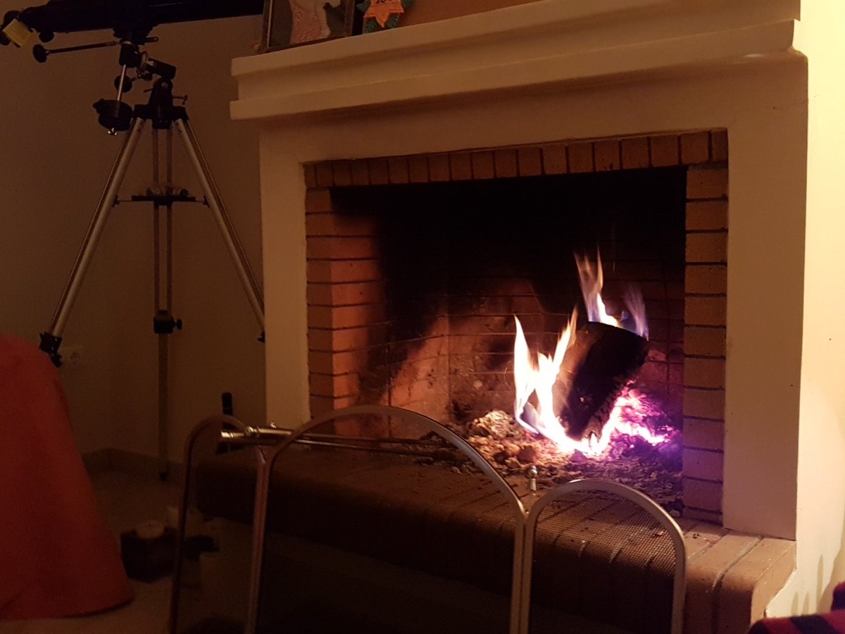 xseftelis's tweet photo. Όλη μέρα  στο τζάκι  σήμερα. Τα καλά  του χειμώνα....😉 https://t.co/dKrKtgrV2M