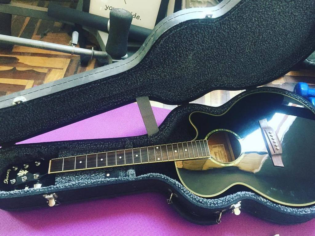 FerReynaOFICIAL's tweet photo. La recuerdan? Hoy le tocó su limpieza y seguirá durmiendo un poco más 🎶🎶🎶😉#Ferchi compañera musical 🙏🏼 https://t.co/NsDRvCe6if