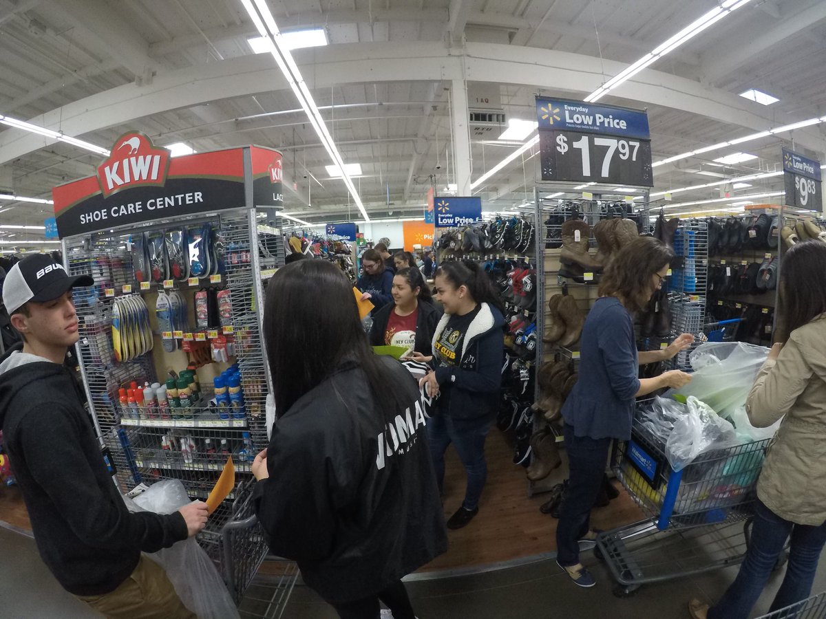 This morning we helped with Letters to Santa again!!! We love shopping for kids! Can't wait to do this again soon! 🛍🔑