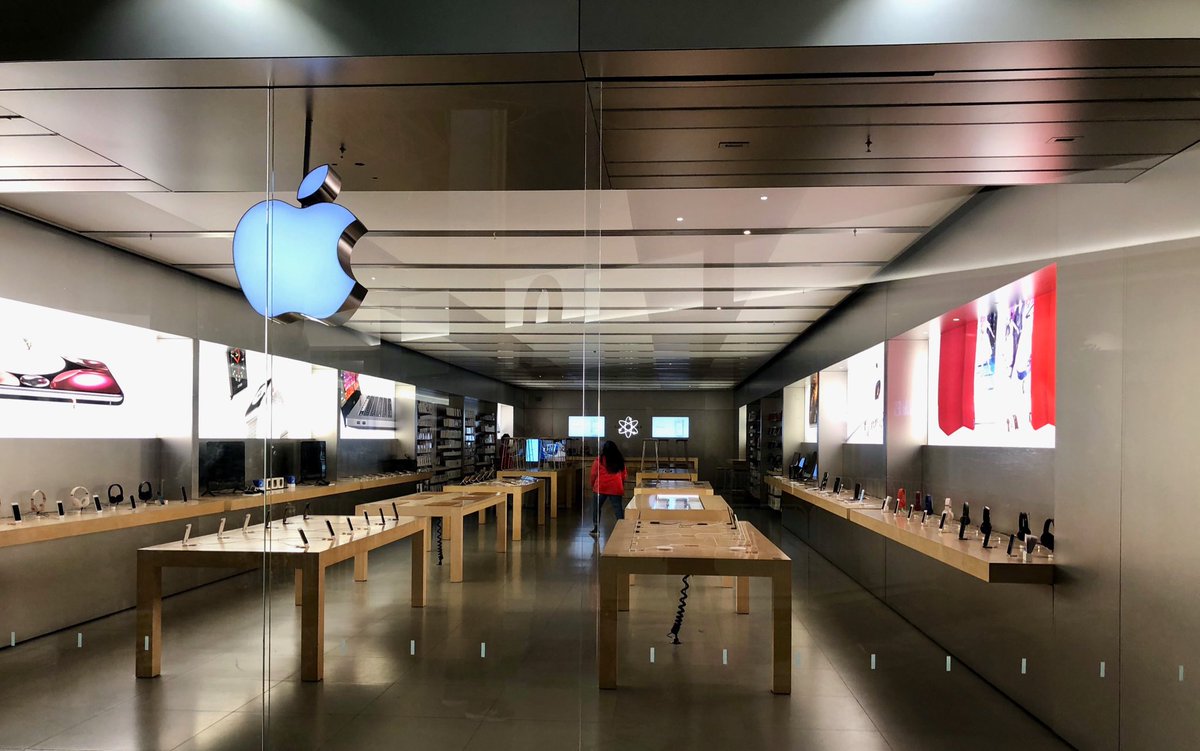 shivash12's tweet photo. When u r shown door and last one to leave 😀 #iPhoneX #US #NOLA #AppleStore #17Nov2017 https://t.co/rDeDBJffGW