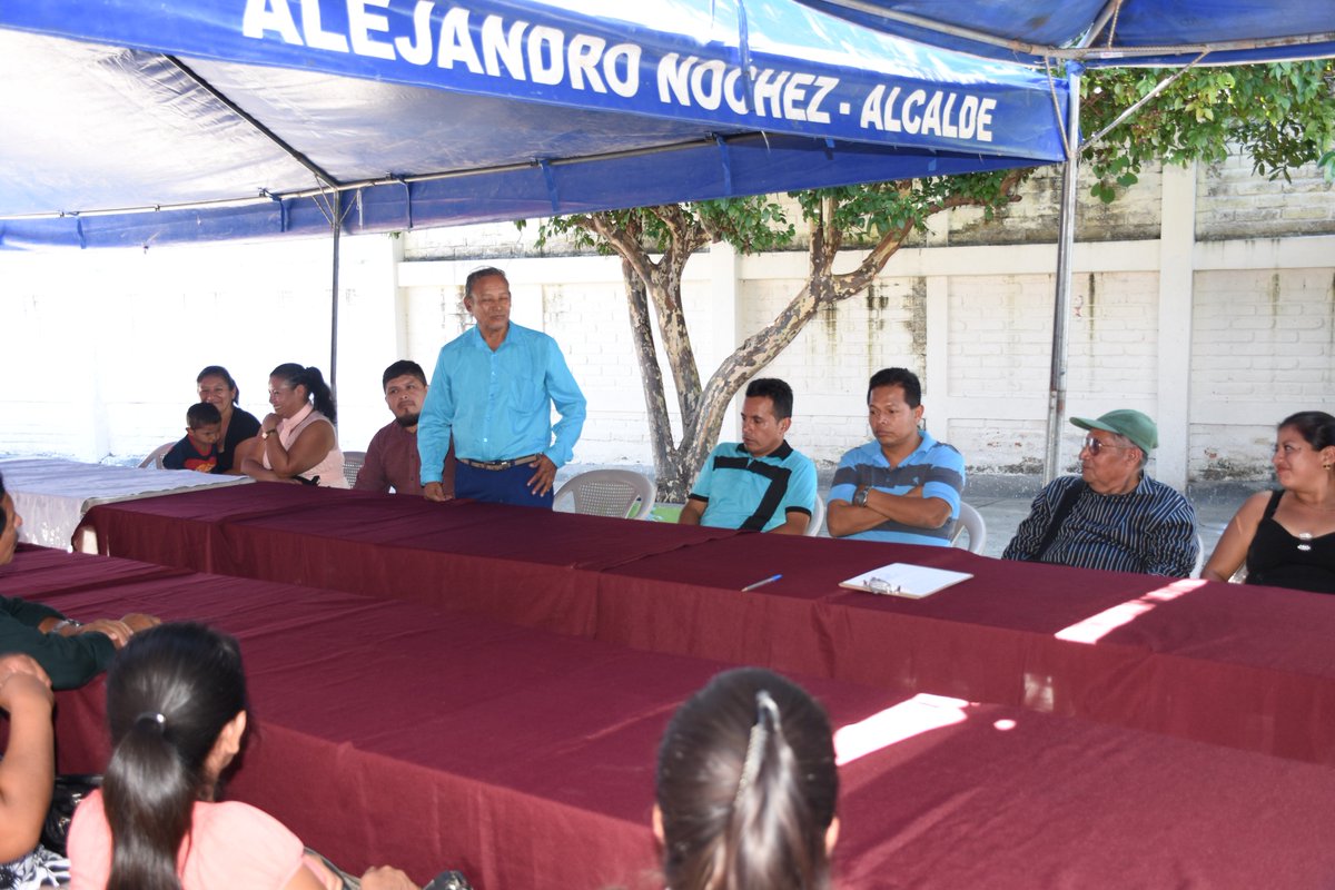 Alejandr0Nochez's tweet photo. Este mediodía compartiendo con los presidentes de las diferentes comunidades y pasajes del Cantón El Zapote #Ayutuxtepeque https://t.co/4IbnRXoMBR