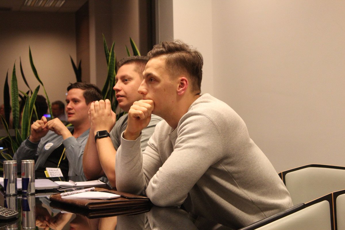 home_pl's tweet photo. Pierwsze konsultacje z mentorami już za uczestnikami #UI2017. Ponad 9 godzin pracy, a końca jeszcze nie widać :) Długa noc przed nami. #hackathon #SzczecinIT https://t.co/O0knfvjGEY